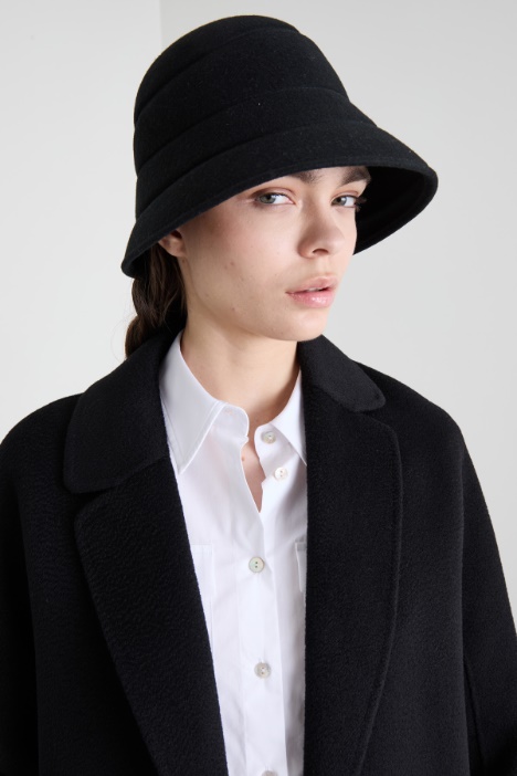 Cappello con motivo tridimensionale