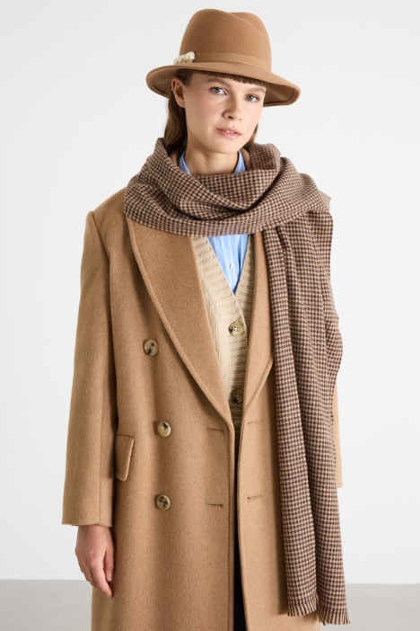 Fedora con cinta y perlas