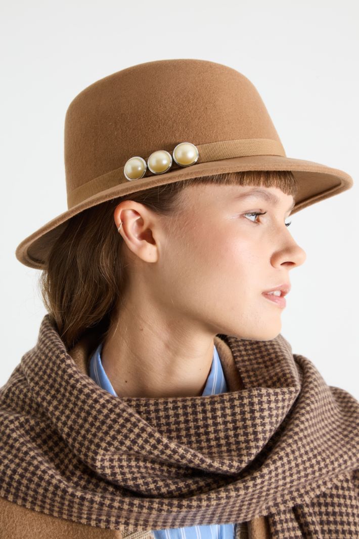 Fedora with ribbon and pearls Intrend