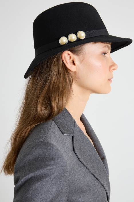 Fedora con nastro e perle