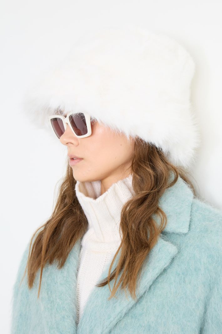 Faux fur hat Intrend
