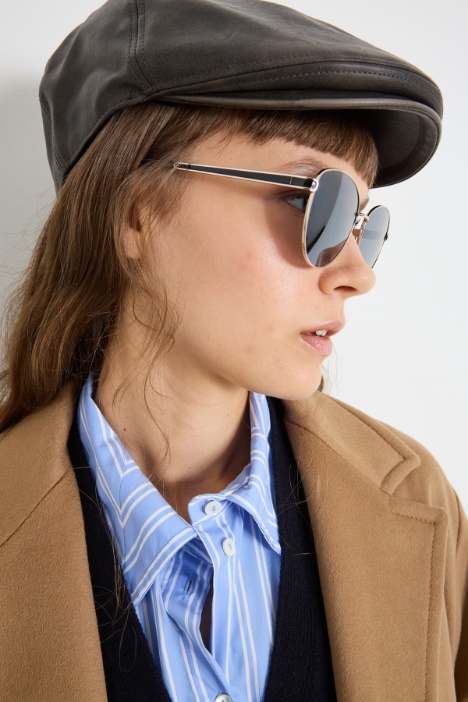 Sombrero de piel sintética con visera