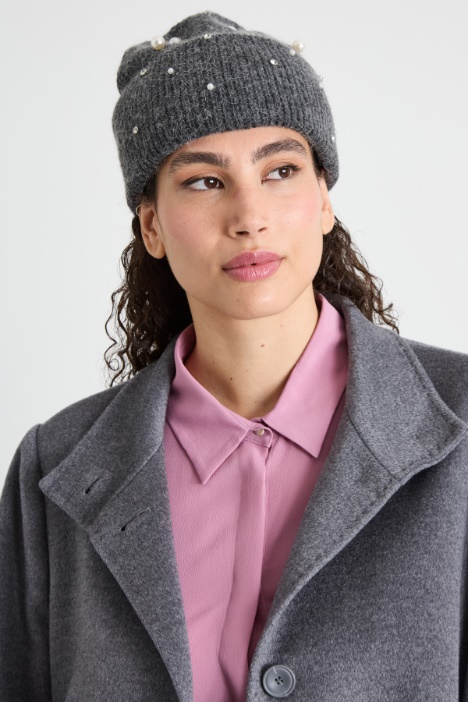 Gorro con perlas y piedras