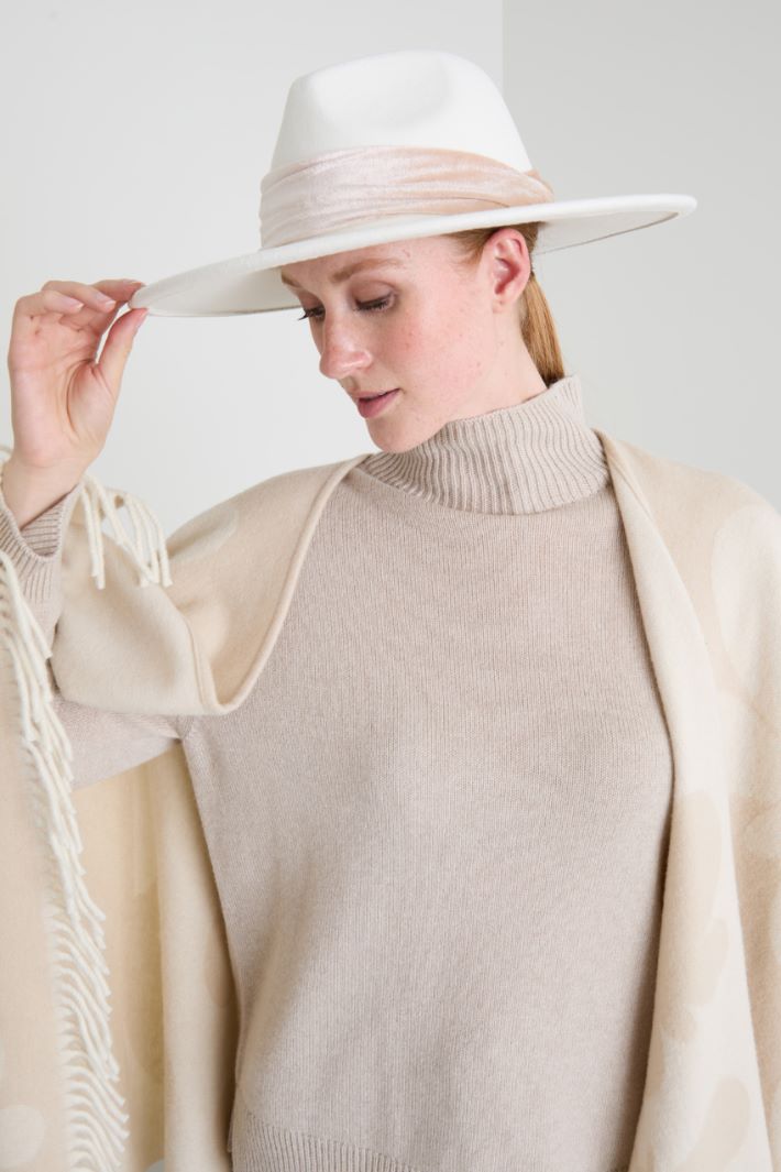 Hat with velvet ribbon Intrend