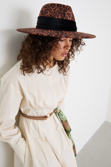 Cappello con nastro in velluto