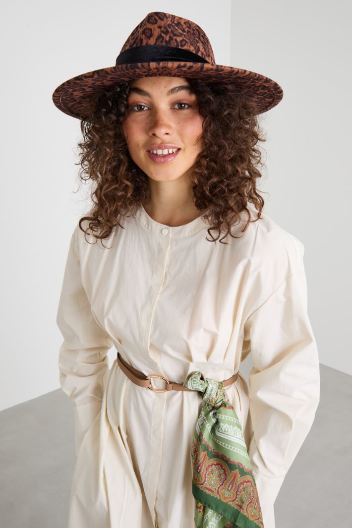Cappello con nastro in velluto Intrend