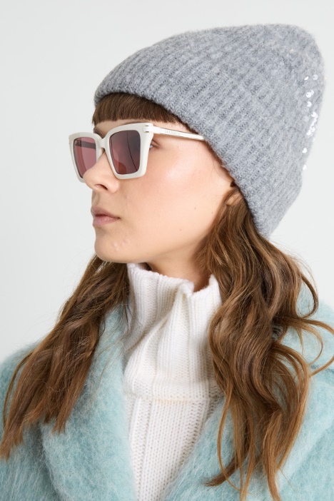 Gorra con lentejuelas