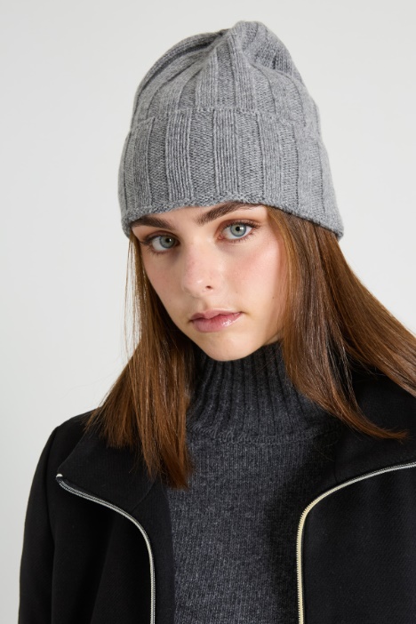 Cuffia in lana a coste