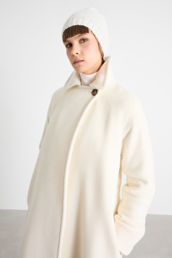 Hat with lamé inserts Intrend