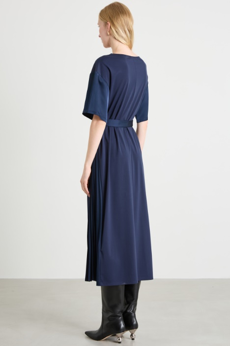 Abito con fianchetti in raso