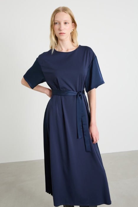 Abito con fianchetti in raso