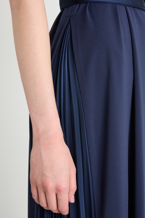 Abito con fianchetti in raso