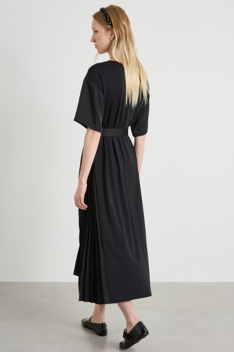 Abito con fianchetti in raso