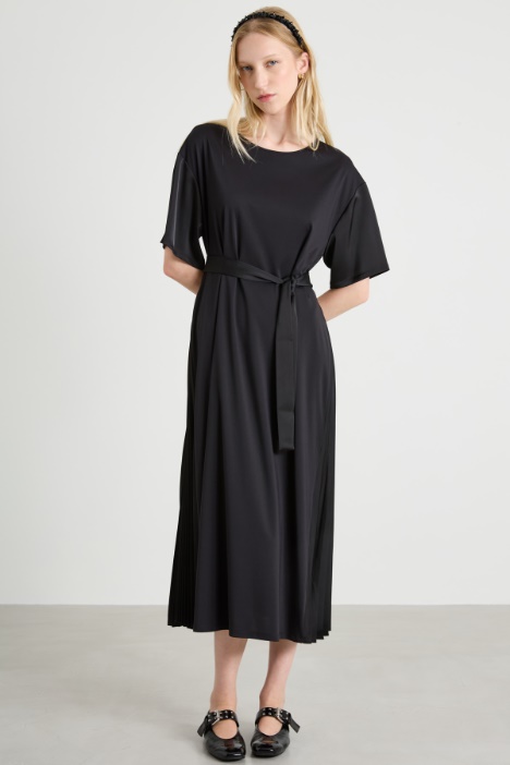 Abito con fianchetti in raso