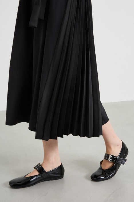 Abito con fianchetti in raso