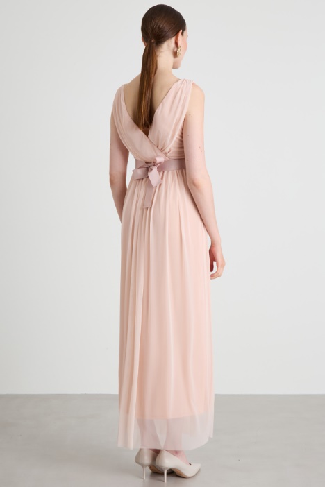 Abito lungo in tulle con cintura