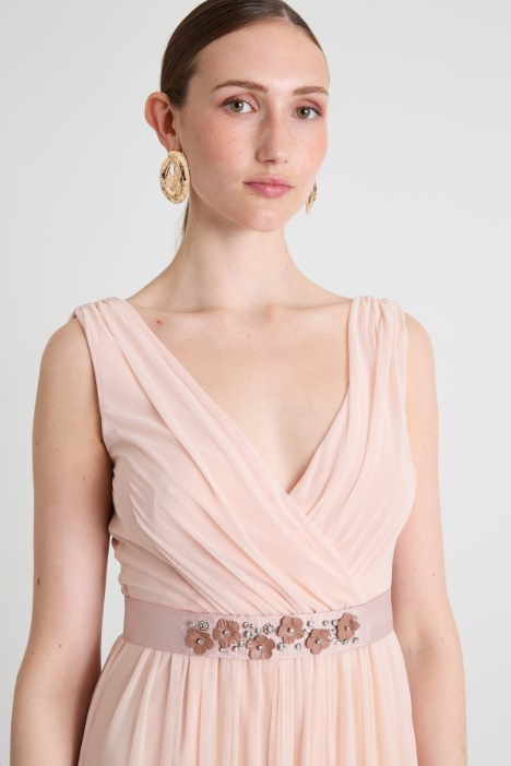 Abito lungo in tulle con cintura