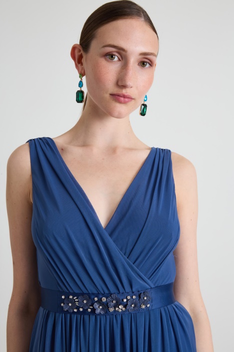 Abito lungo in tulle con cintura