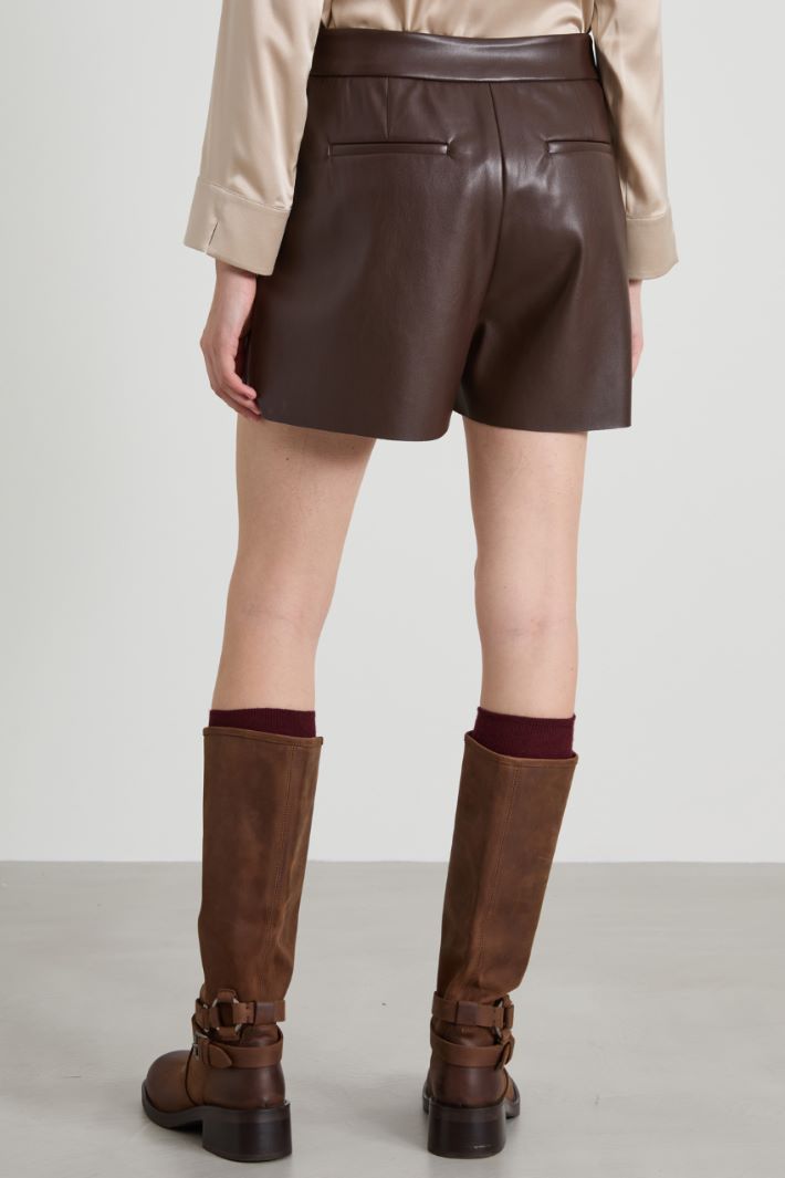 Pantalones cortos de piel sintética