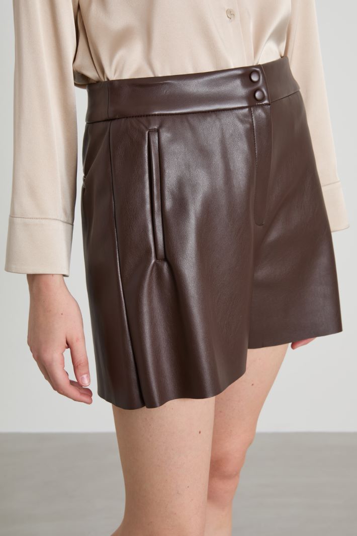 Pantalones cortos de piel sintética