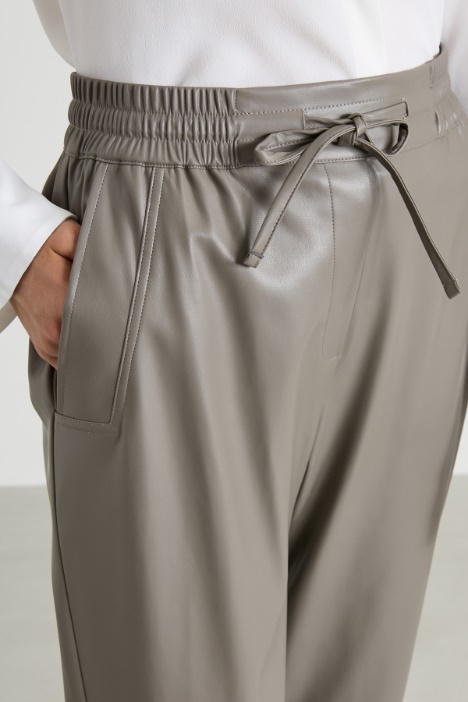 Pantalones jogger de piel sintética