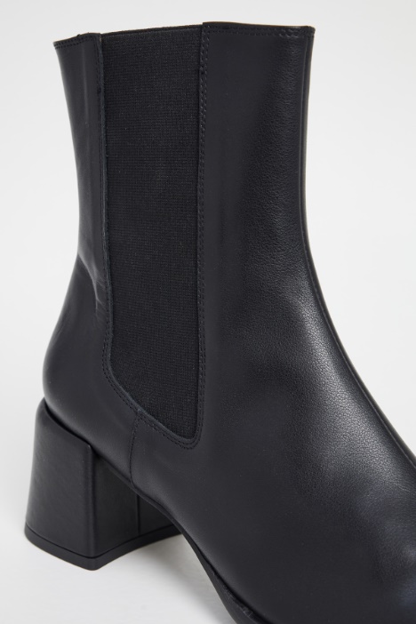 Stivaletti in pelle con tacco