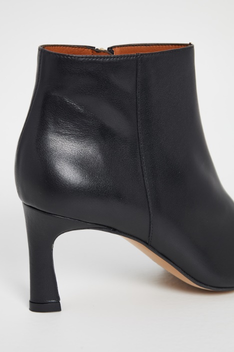 Stivaletti a punta in pelle