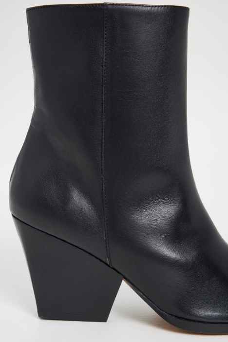 Stivaletti con tacco geometrico