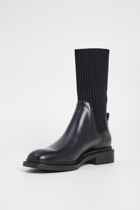 stivaletti in pelle e maglia