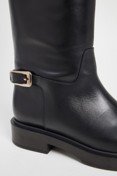 Botas altas con hebilla