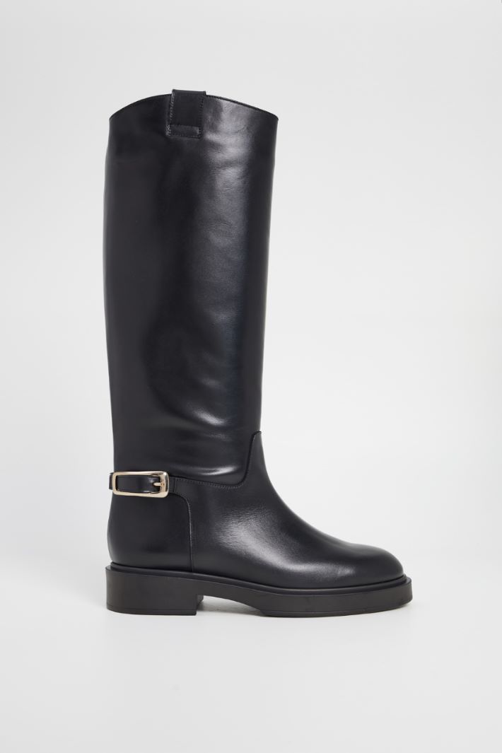 High boots with buckle Intrend