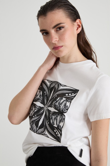 T-shirt in jersey con ricamo