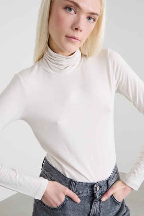 Jersey con cuello alto de viscosa