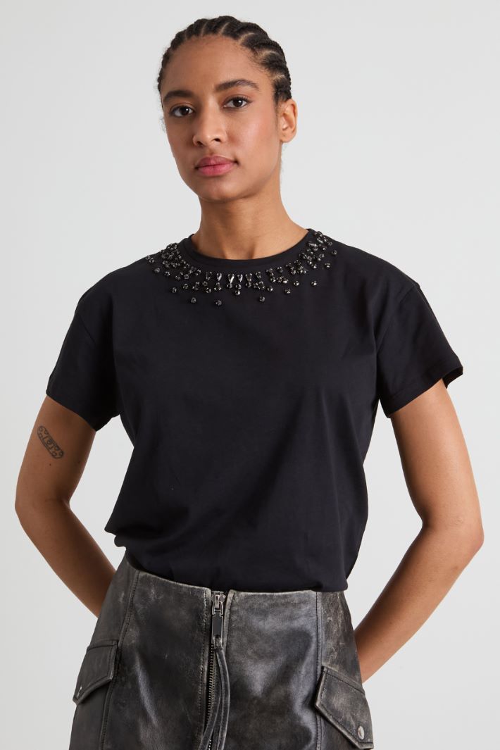 T-shirt con maxi strass Intrend