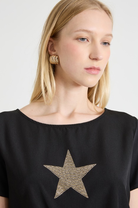 T-shirt bimateriale con strass