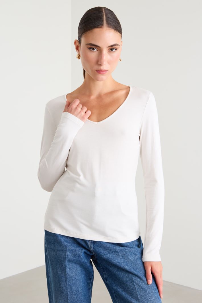 T-shirt slim con scollo a V Intrend