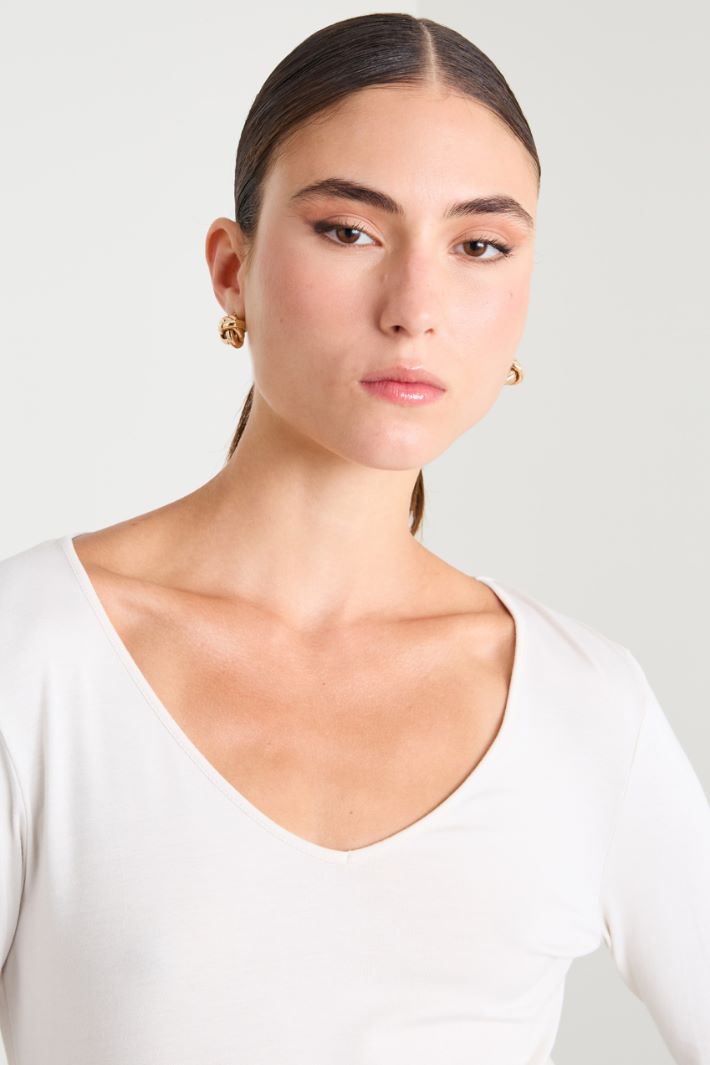 T-shirt slim con scollo a V Intrend - 4