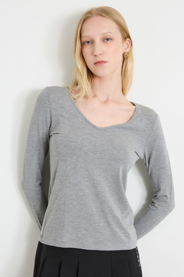 T-shirt slim con scollo a V Intrend