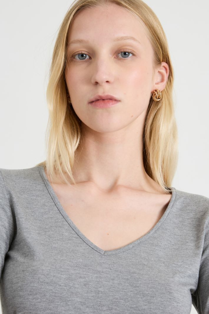 T-shirt slim con scollo a V Intrend - 4