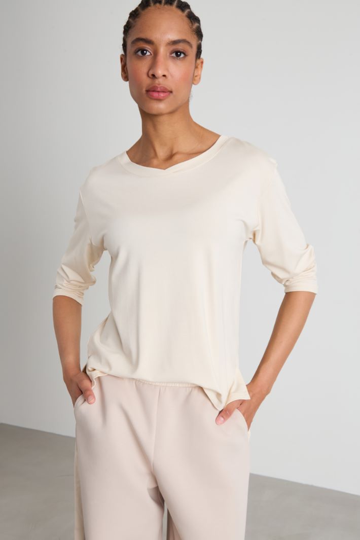 T-shirt con scollo a V Intrend