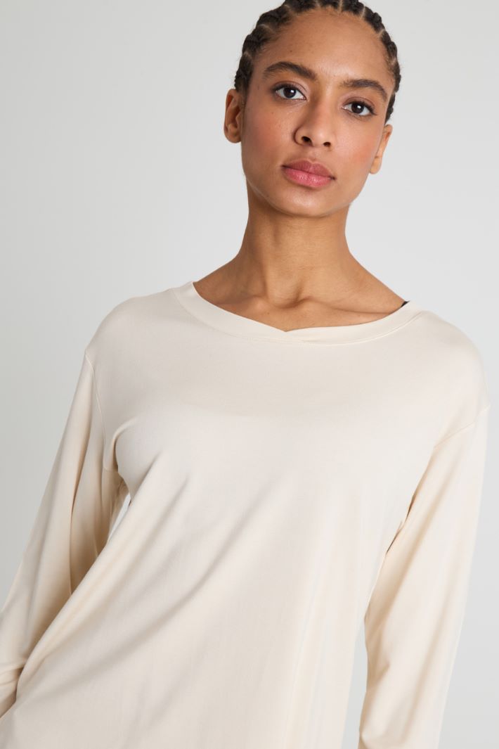 T-shirt con scollo a V Intrend - 4