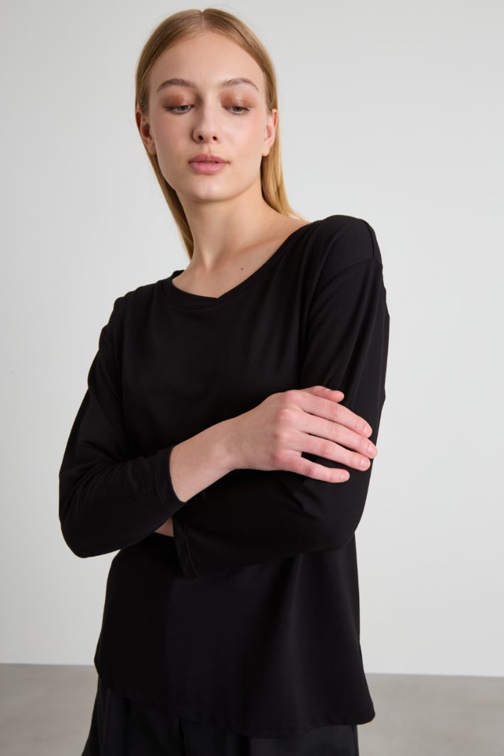T-shirt con scollo a V Intrend