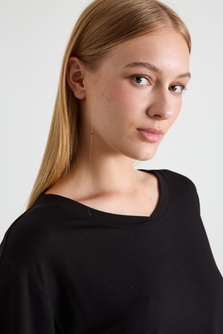 T-shirt con scollo a V Intrend - 4