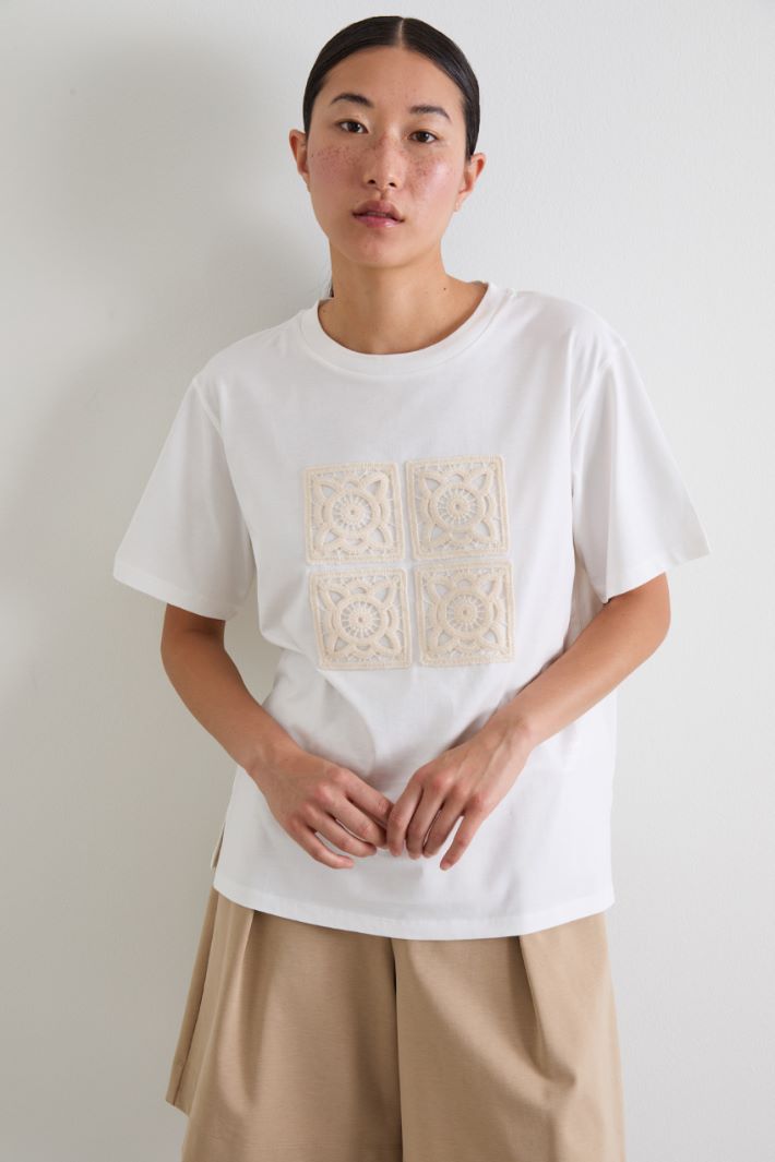 T-shirt con ricamo Intrend