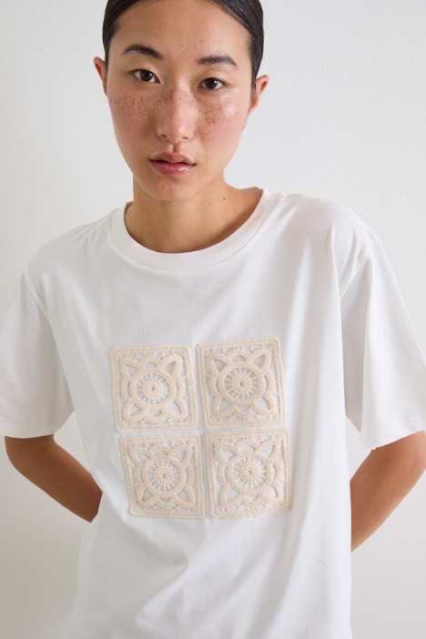T-shirt con ricamo