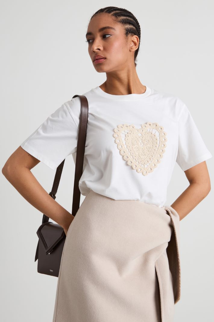 T-shirt con ricamo Intrend