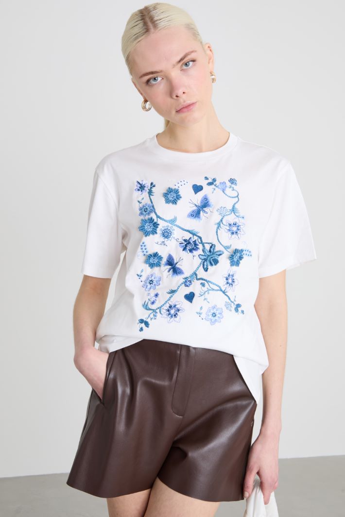 T-shirt con ricamo Intrend
