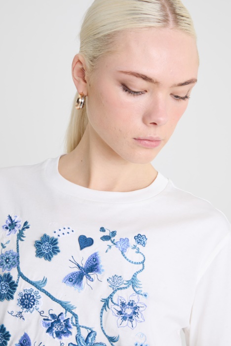 T-shirt con ricamo