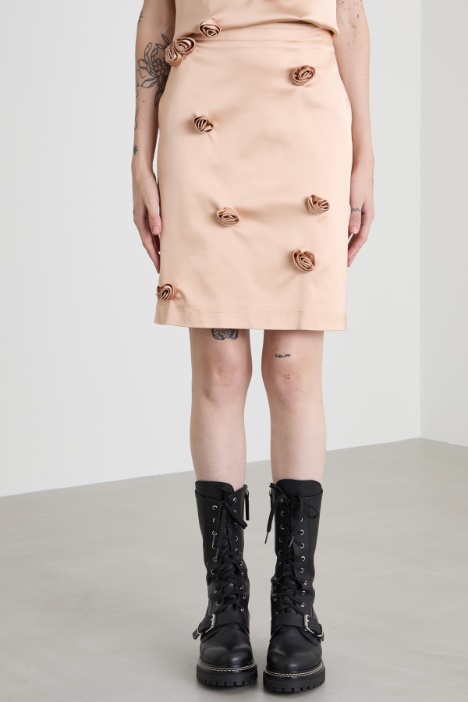 Gonna con rose ricamate