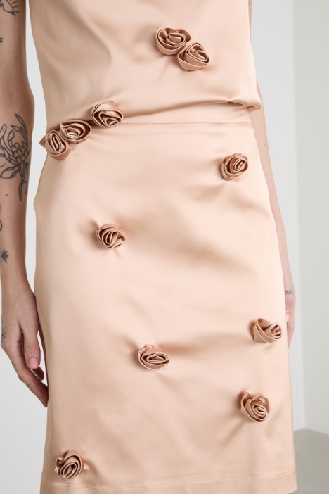 Gonna con rose ricamate